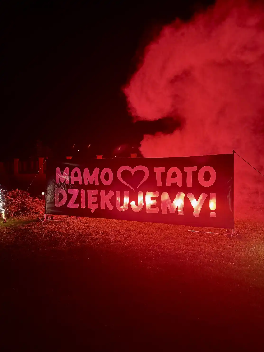 Napis Mamo Tato Dziękujemy podświetlony na czerwono